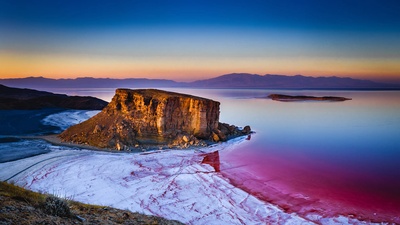 乌鲁米耶湖中的岩层，伊朗 (© Ali/Adobe Stock)(20210707)的图片-乌鲁米耶湖中的岩层，伊朗 (© Ali/Adobe Stock)