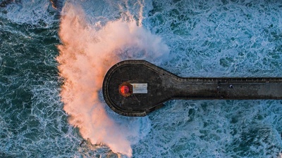 海浪撞击费尔盖拉什灯塔，葡萄牙波尔图 (© Stephan Zirwes/Offset by Shutterstock)(20210712)的图片-海浪撞击费尔盖拉什灯塔，葡萄牙波尔图 (© Stephan Zirwes/Offset by Shutterstock)