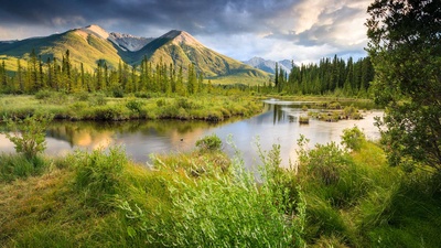 山脉中的朱砂湖，加拿大落基山脉 (© Glowing Earth Photography/Getty Images)(20210721)的图片-山脉中的朱砂湖，加拿大落基山脉 (© Glowing Earth Photography/Getty Images)