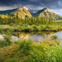山脉中的朱砂湖，加拿大落基山脉 (© Glowing Earth Photography/Getty Images)(20210721)