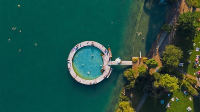 苏黎世湖岸边的室外游泳池，瑞士 (© Amazing Aerial Agency/Offset by Shutterstock)(20210815)的图片-苏黎世湖岸边的室外游泳池，瑞士 (© Amazing Aerial Agency/Offset by Shutterstock)