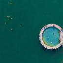 苏黎世湖岸边的室外游泳池，瑞士 (© Amazing Aerial Agency/Offset by Shutterstock)(20210815)