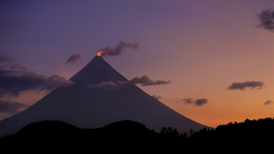 菲律宾马荣山的火山口冒烟 (© Per-Andre Hoffmann/Cavan)(20210830)的图片-菲律宾马荣山的火山口冒烟 (© Per-Andre Hoffmann/Cavan)