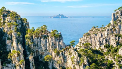 从昂沃峡湾眺望里欧岛，法国马赛 (© Jason Langley/AWL Images/Offset by Shutterstock)(20210908)的图片-从昂沃峡湾眺望里欧岛，法国马赛 (© Jason Langley/AWL Images/Offset by Shutterstock)