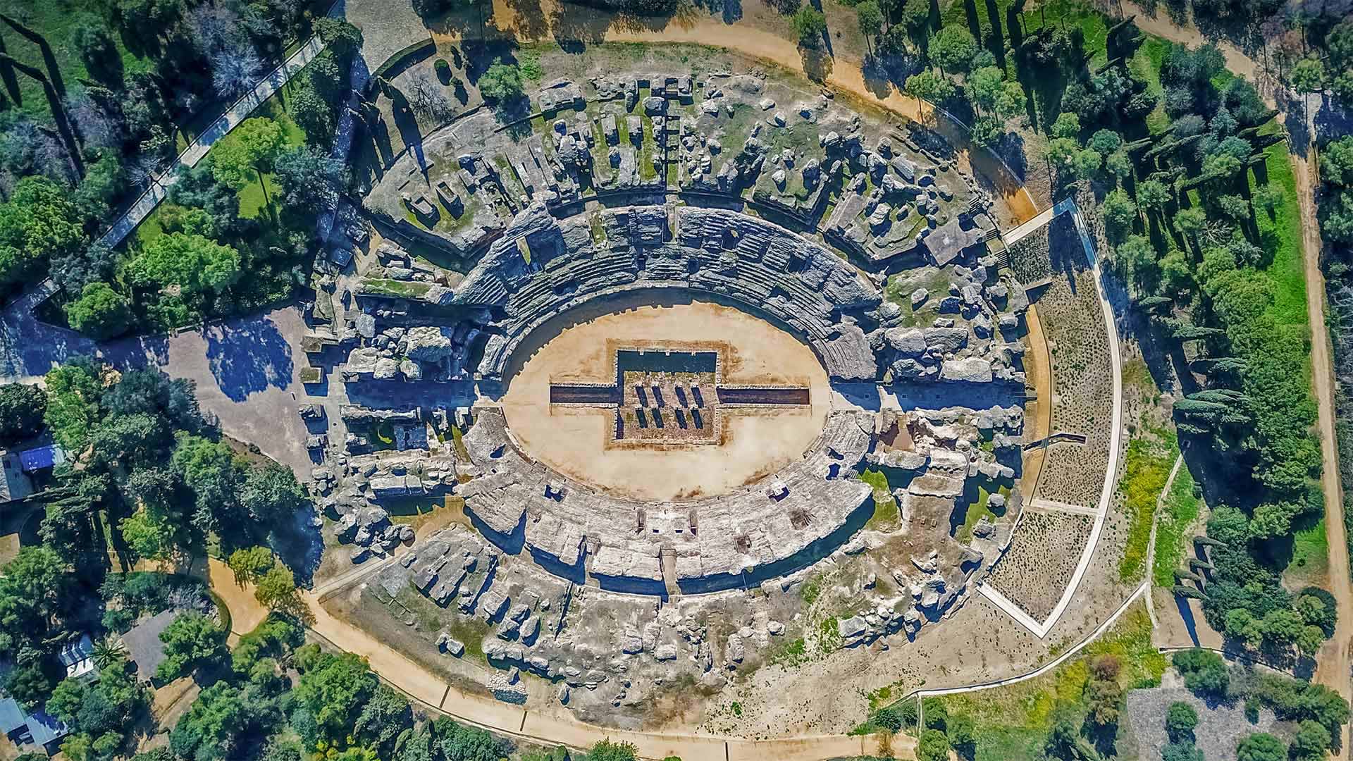 古罗马斗兽场，西班牙桑蒂蓬塞镇的罗马古城遗迹 (© Amazing Aerial Agency/Offset by Shutterstock)(20211003)的图片-古罗马斗兽场，西班牙桑蒂蓬塞镇的罗马古城遗迹 (© Amazing Aerial Agency/Offset by Shutterstock)