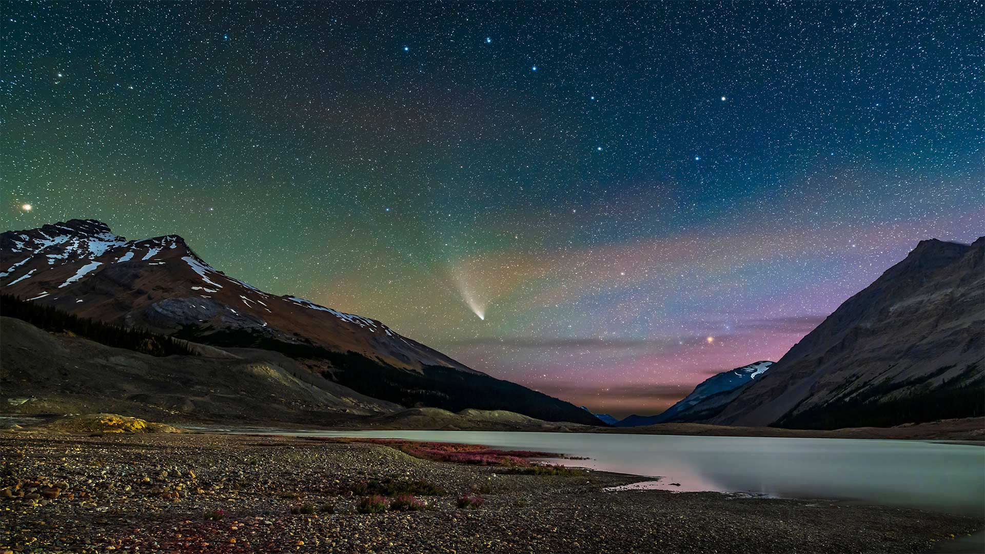 划过湖面上空的新智彗星，加拿大贾斯珀国家公园 (© Stocktrek Images, Inc./Alamy)(20211022)的图片-划过湖面上空的新智彗星，加拿大贾斯珀国家公园 (© Stocktrek Images, Inc./Alamy)