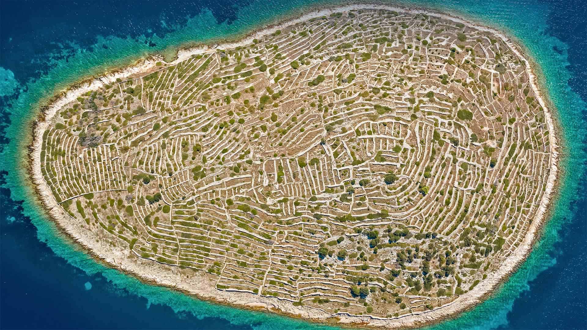像巨大指纹一样的Bavljenac岛，克罗地亚 (© Julien Duval/Amazing Aerial Agency)(20211024)的图片-像巨大指纹一样的Bavljenac岛，克罗地亚 (© Julien Duval/Amazing Aerial Agency)
