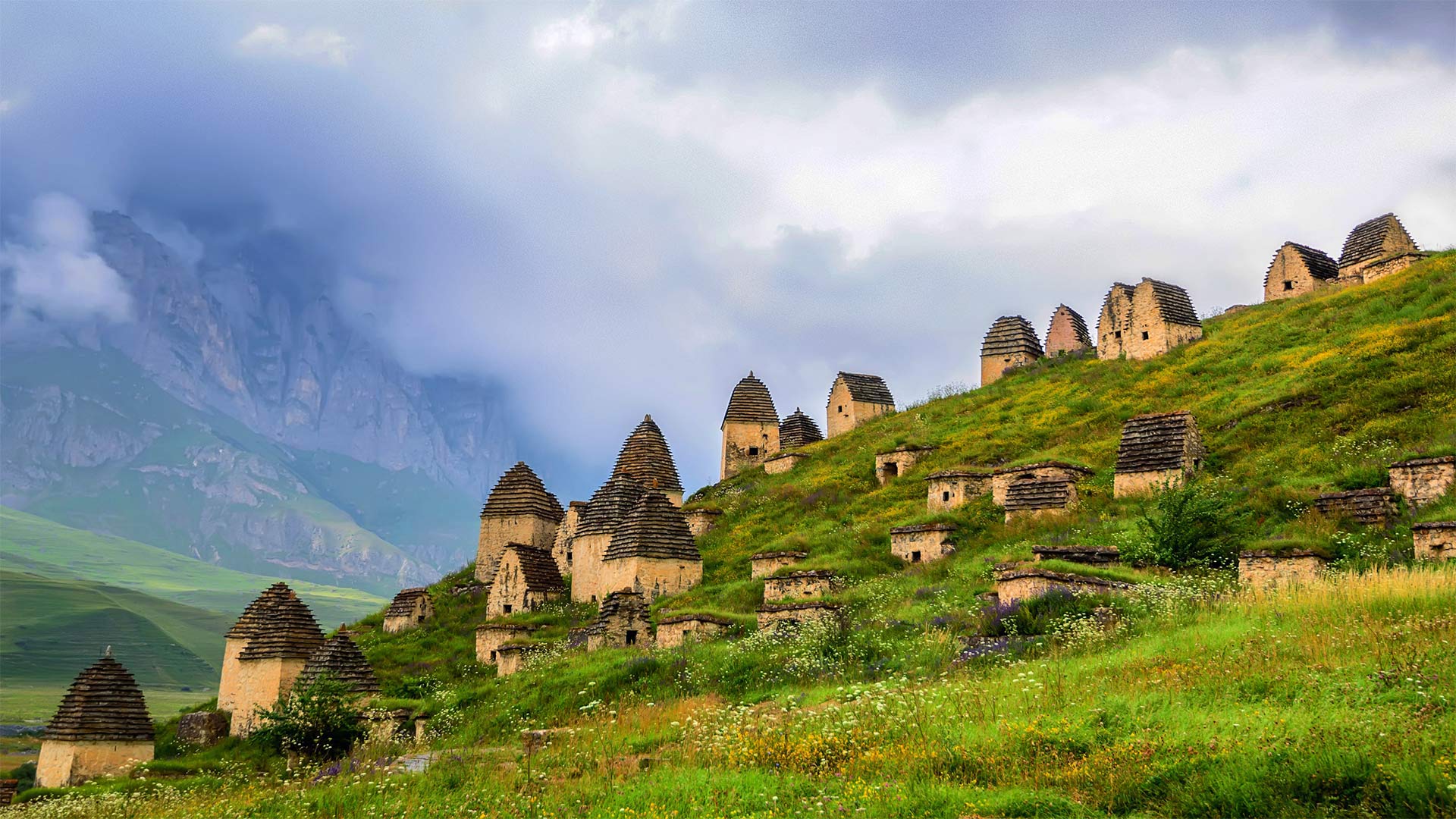 北奥塞梯-阿兰共和国的一片墓地，俄罗斯 (© Yakov Oskanov/Shutterstock)(20211028)的图片-北奥塞梯-阿兰共和国的一片墓地，俄罗斯 (© Yakov Oskanov/Shutterstock)