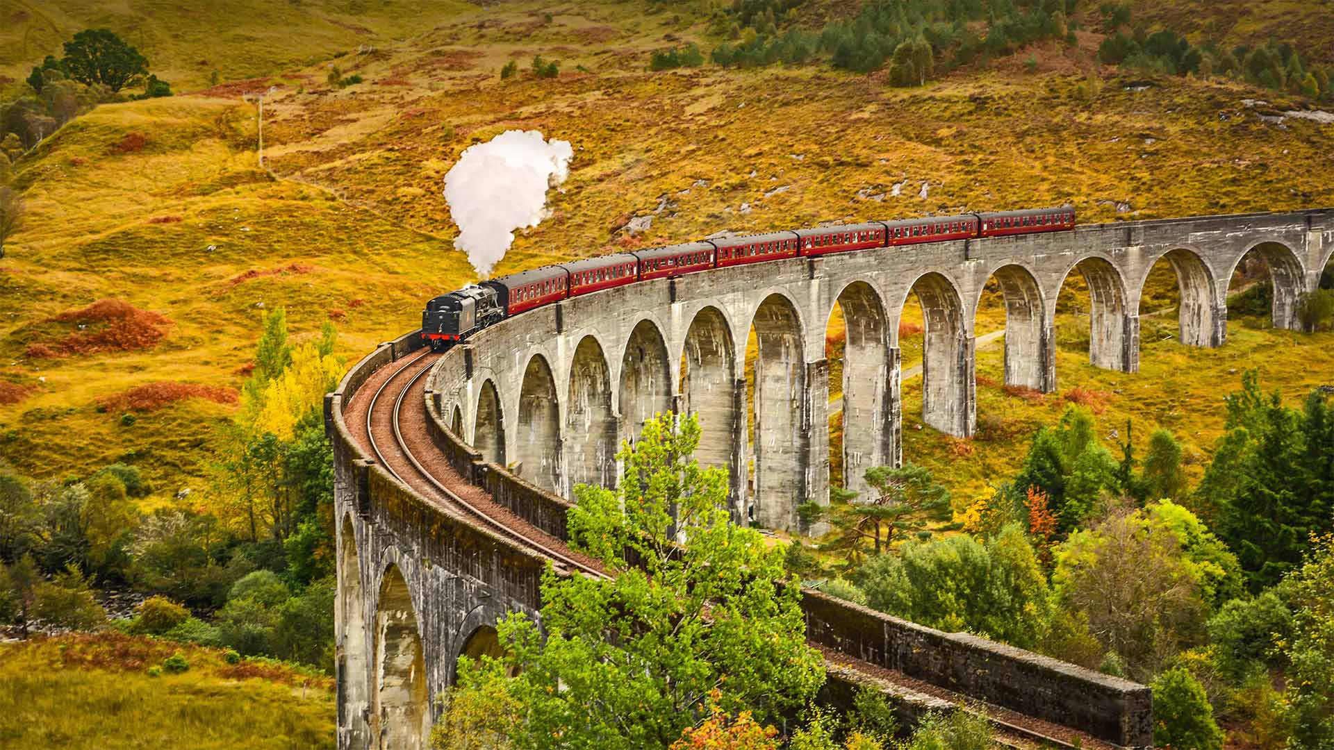 穿越格伦菲南高架桥的蒸汽火车，苏格兰因弗内斯郡 (© The Escape of Malee/Shutterstock)(20211116)的图片-穿越格伦菲南高架桥的蒸汽火车，苏格兰因弗内斯郡 (© The Escape of Malee/Shutterstock)