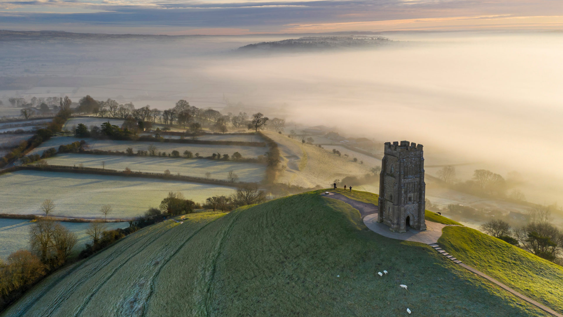 Glastonbury Tor, Somerset, England (© DEEPOL by plainpicture/Adam Burton)(20211206)的图片-Glastonbury Tor, Somerset, England (© DEEPOL by plainpicture/Adam Burton)