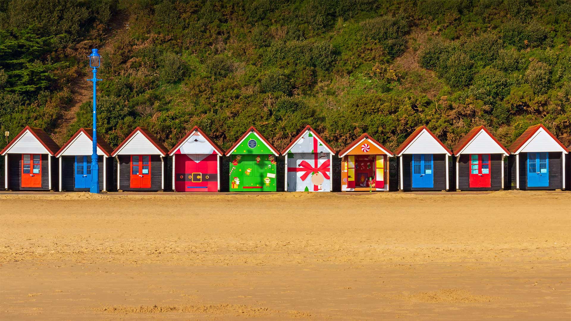 圣诞主题的海滩小屋，英国伯恩茅斯 (© Allouphoto/Alamy)(20211217)的图片-圣诞主题的海滩小屋，英国伯恩茅斯 (© Allouphoto/Alamy)