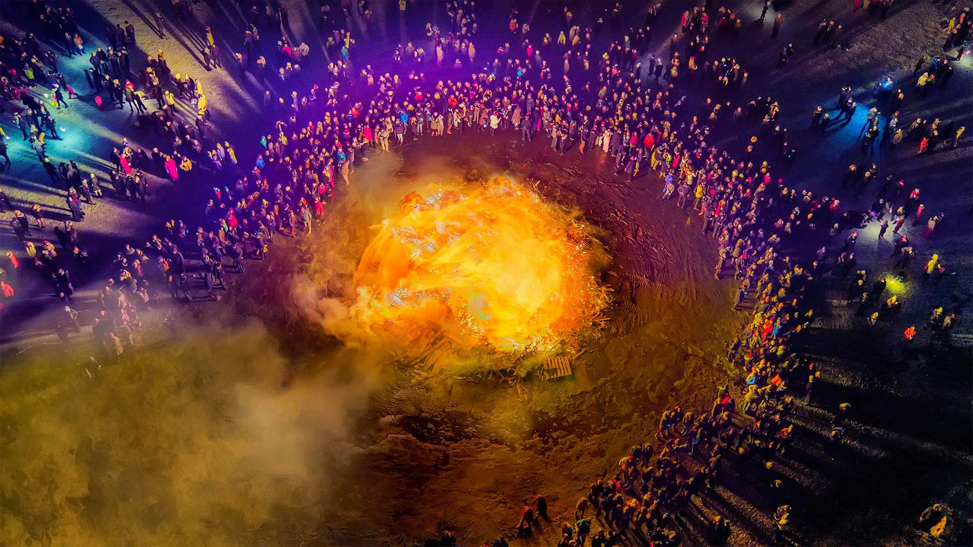 跨年夜的篝火晚会，冰岛雷克雅未克 (© Ragnar Th Sigurdsson/Alamy)(20211231)的图片-跨年夜的篝火晚会，冰岛雷克雅未克 (© Ragnar Th Sigurdsson/Alamy)