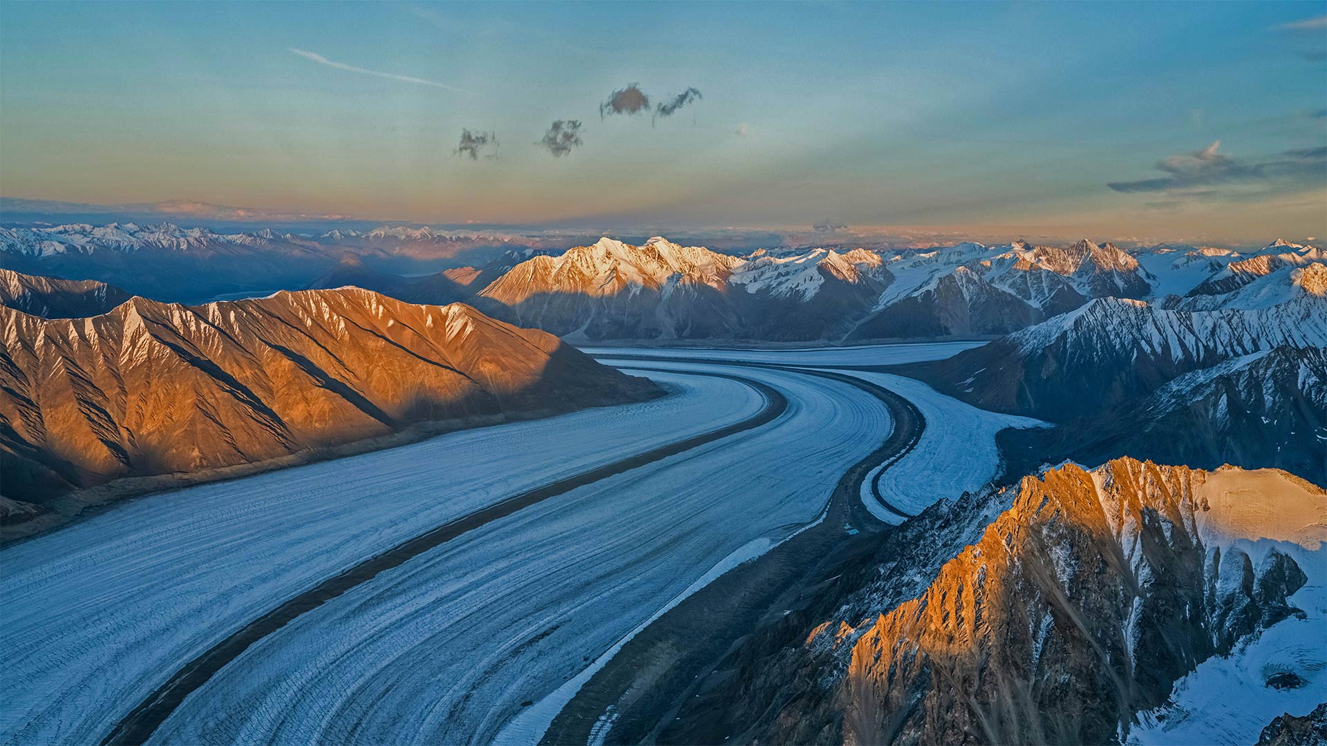 克卢恩国家公园保护区的山脉和冰川，加拿大育空地区 (© Design Pics Inc/Alamy)(20220119)的图片-克卢恩国家公园保护区的山脉和冰川，加拿大育空地区 (© Design Pics Inc/Alamy)