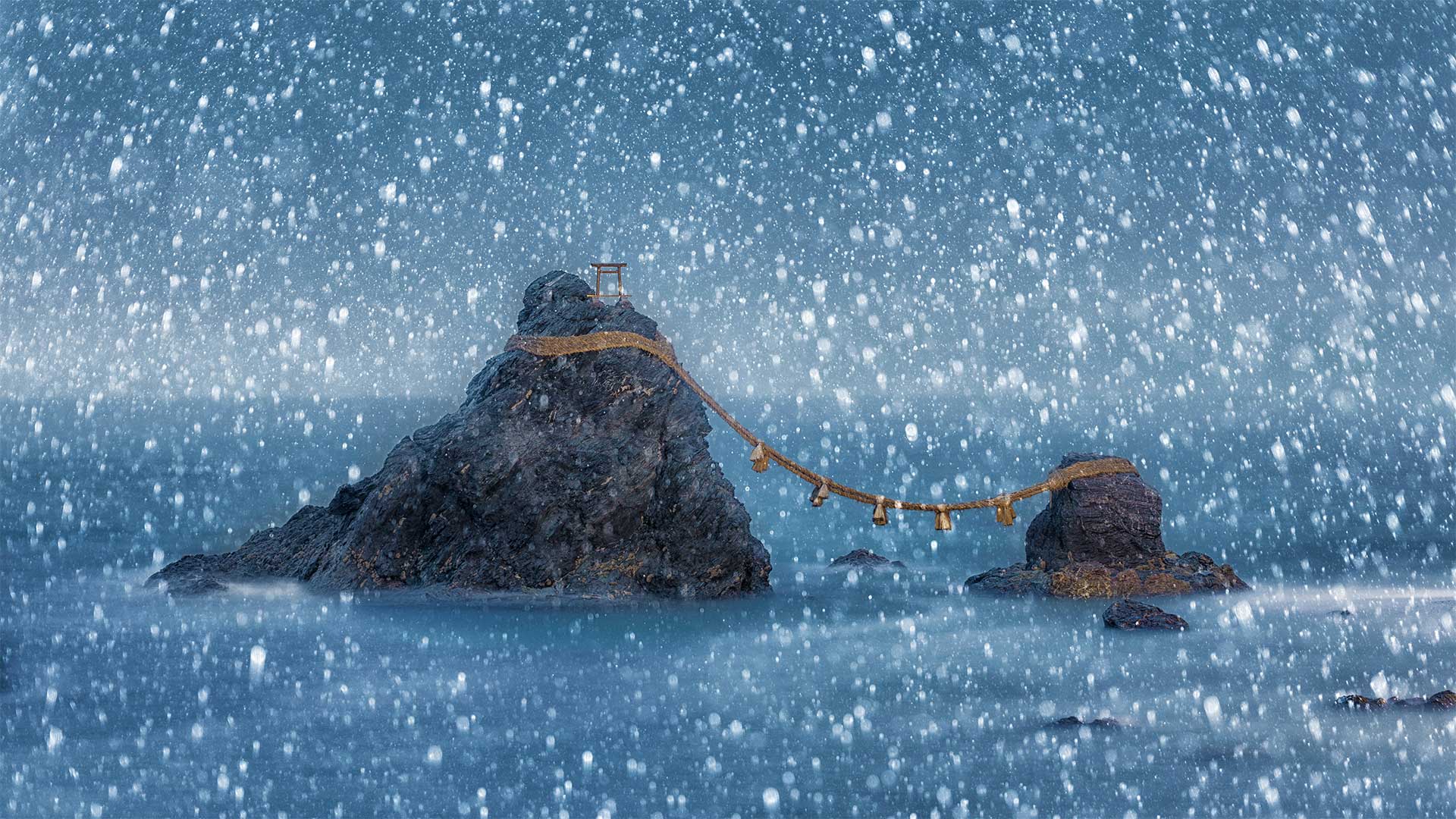海岸旁的二见浦夫妇岩，日本三重县 (© Marco Gaiotti/plainpicture)(20220123)的图片-海岸旁的二见浦夫妇岩，日本三重县 (© Marco Gaiotti/plainpicture)