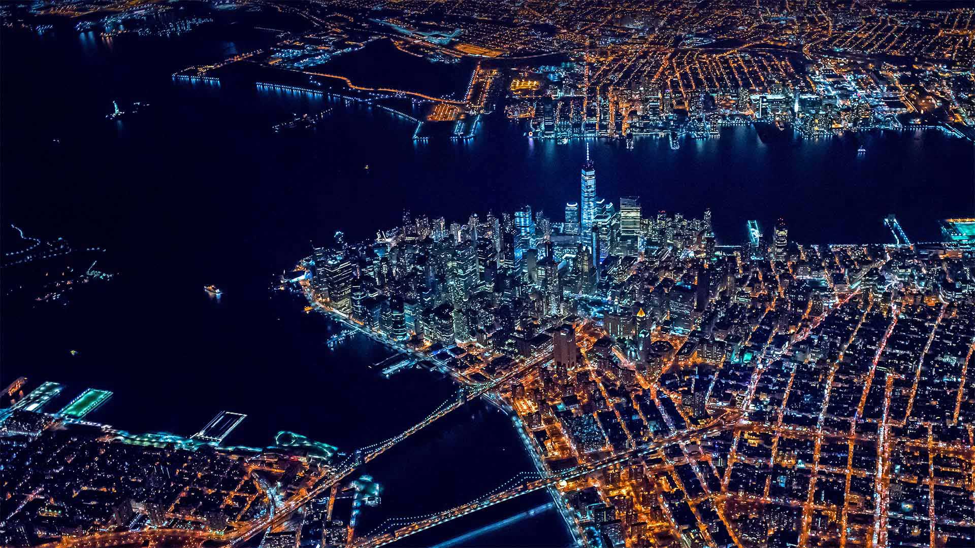 灯光璀璨的曼哈顿下城，美国纽约 (© New York On Air/Offset/Shutterstock)(20220124)的图片-灯光璀璨的曼哈顿下城，美国纽约 (© New York On Air/Offset/Shutterstock)