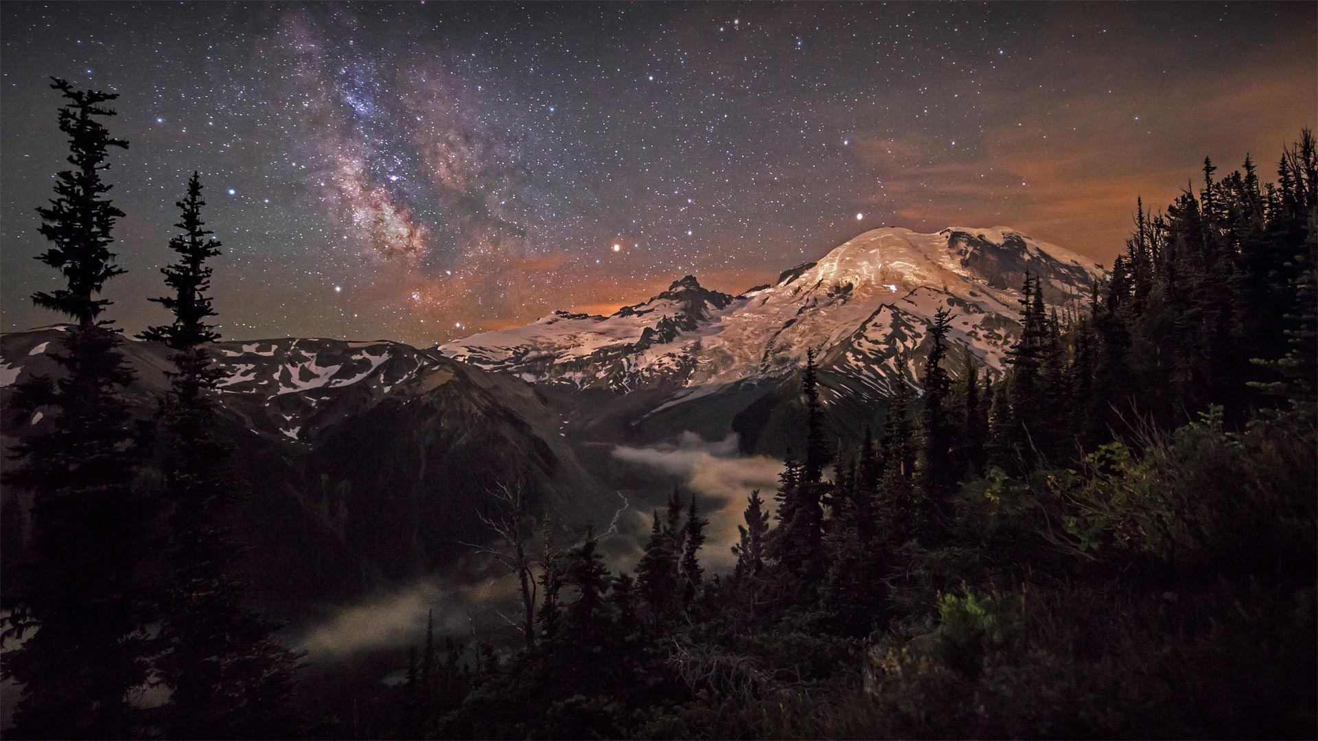 雷尼尔山上空的银河星系，美国华盛顿州 (© Brad Goldpaint/Cavan)(20220302)的图片-雷尼尔山上空的银河星系，美国华盛顿州 (© Brad Goldpaint/Cavan)
