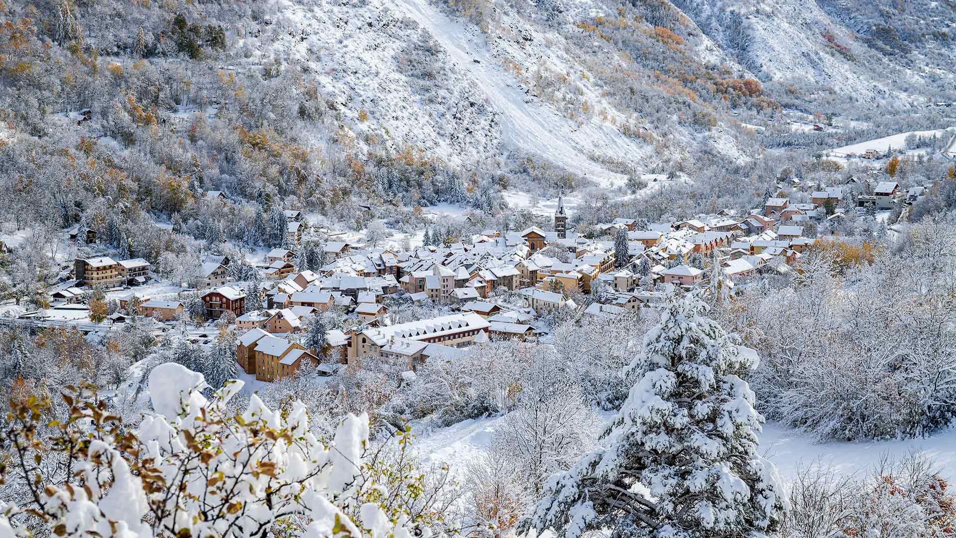 蒂内河畔圣艾蒂安小镇，法国阿尔卑斯省  (© CAVALIER Michel/hemis.fr/Alamy Stock Photo)(20220308)的图片-蒂内河畔圣艾蒂安小镇，法国阿尔卑斯省  (© CAVALIER Michel/hemis.fr/Alamy Stock Photo)