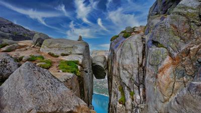 裂缝中的谢拉格伯顿石，挪威谢格拉山 (© Angel FAyE/Getty Images)(20220404)的图片-裂缝中的谢拉格伯顿石，挪威谢格拉山 (© Angel FAyE/Getty Images)