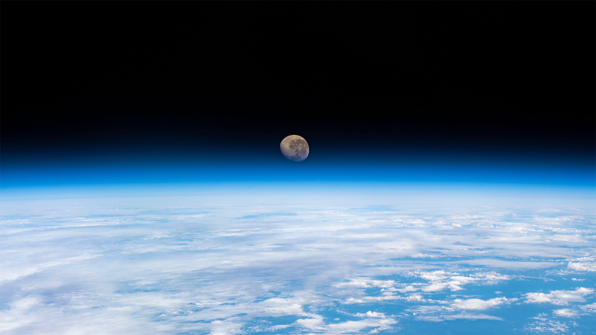 从国际空间站拍摄到的地球上方的渐亏凸月 (© NASA)(20220412)的图片-从国际空间站拍摄到的地球上方的渐亏凸月 (© NASA)