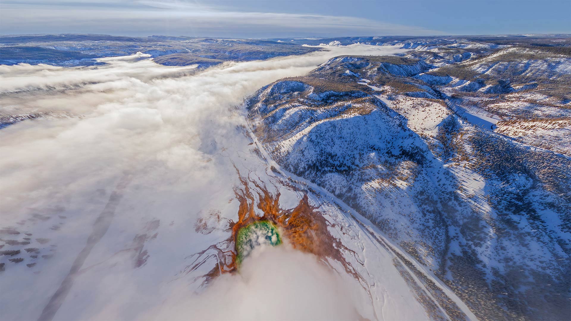 黄石国家公园的大棱镜泉鸟瞰图，美国怀俄明州 (© AirPano LLC/Amazing Aerial Agency)(20220416)的图片-黄石国家公园的大棱镜泉鸟瞰图，美国怀俄明州 (© AirPano LLC/Amazing Aerial Agency)