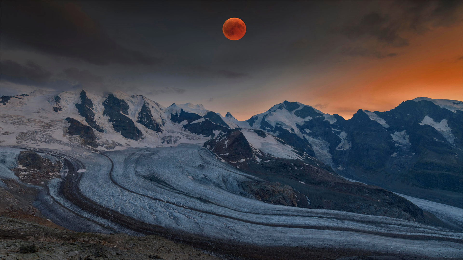 贝尔尼纳山脉和血月，瑞士 (© Bernd Zoller/Shutterstock)(20220515)的图片-贝尔尼纳山脉和血月，瑞士 (© Bernd Zoller/Shutterstock)